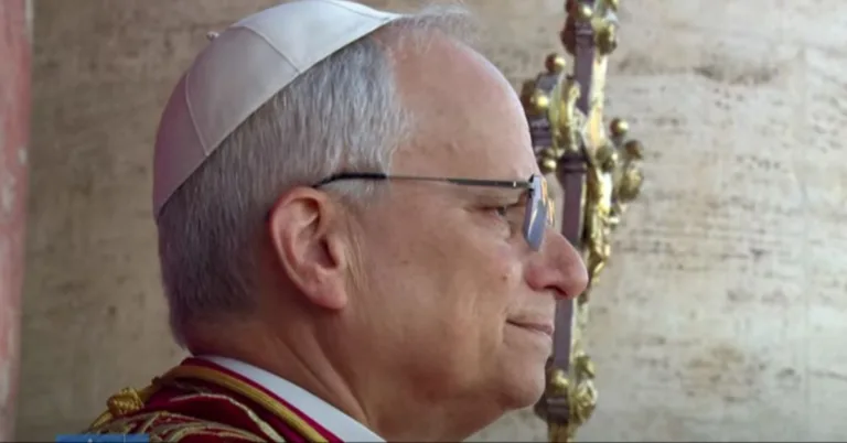 Eleito como o novo papa, Robert Francis Prevost é uma figura marcada pela experiência internacional e pela forte afinidade com a visão pastoral do Papa Francisco.