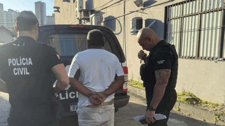 As investigações tiveram início após o suspeito vender fraudulentamente um imóvel pertencente à mãe, utilizando um recibo de compra e venda falso como se fosse o legítimo proprietário.