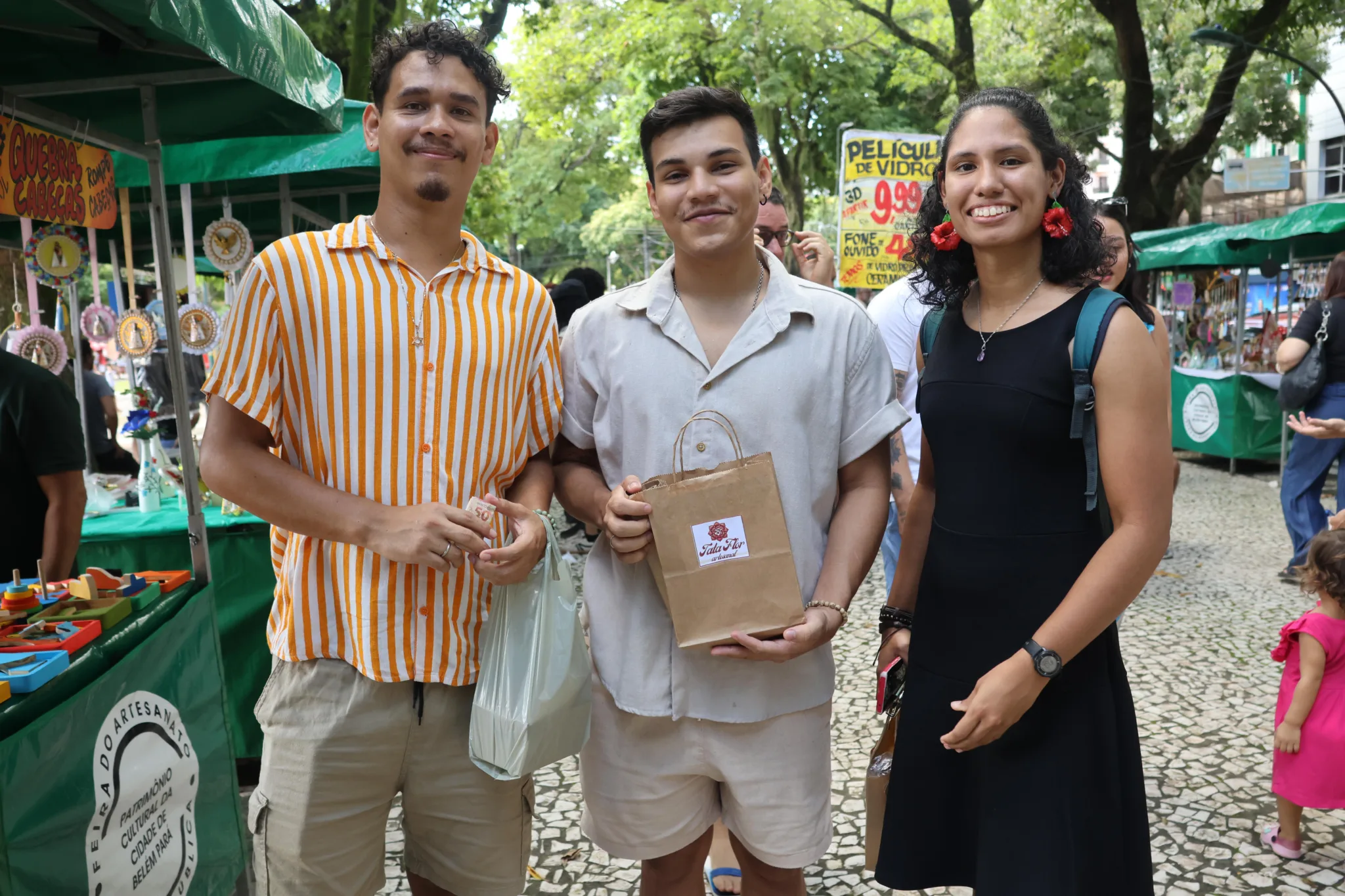 Maycon Gabriel Cruz e amigos - Castanhal. A Feira do Artesanato da Praça da República é uma boa opção para encontrar um presente ou lembrança para presentear as mães. 04/05/2025. Foto: Irene Almeida/Diário do Pará