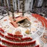 Às 16h (horário de Brasília) desta quarta-feira, a fumaça preta que saiu pela chaminé da Capela Sistina indicou que os 133 cardeais ainda não chegaram a um consenso sobre o sucessor do Papa Francisco.