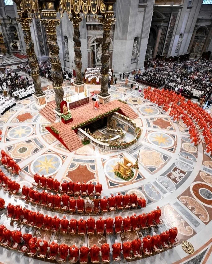 Às 16h (horário de Brasília) desta quarta-feira, a fumaça preta que saiu pela chaminé da Capela Sistina indicou que os 133 cardeais ainda não chegaram a um consenso sobre o sucessor do Papa Francisco.