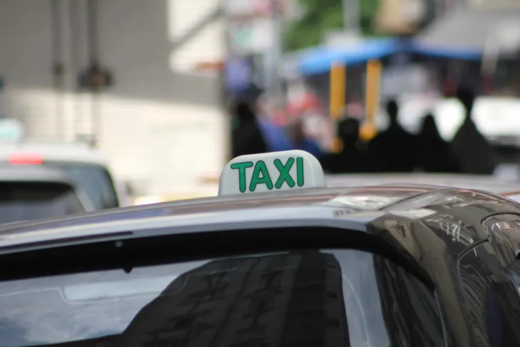 O taxista Odinelson da Silva, de 47 anos, que estava trocando um pneu no local, foi atingido por disparos durante o tiroteio e morreu no local.