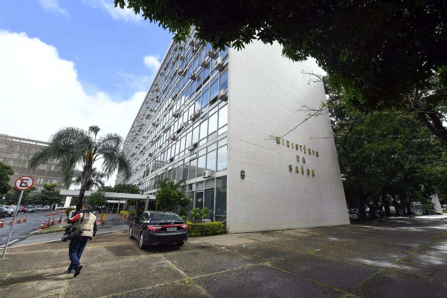 O prazo de seis meses para a publicação do edital do concurso do Ministério da Saúde, com vagas temporárias, está prestes a expirar.