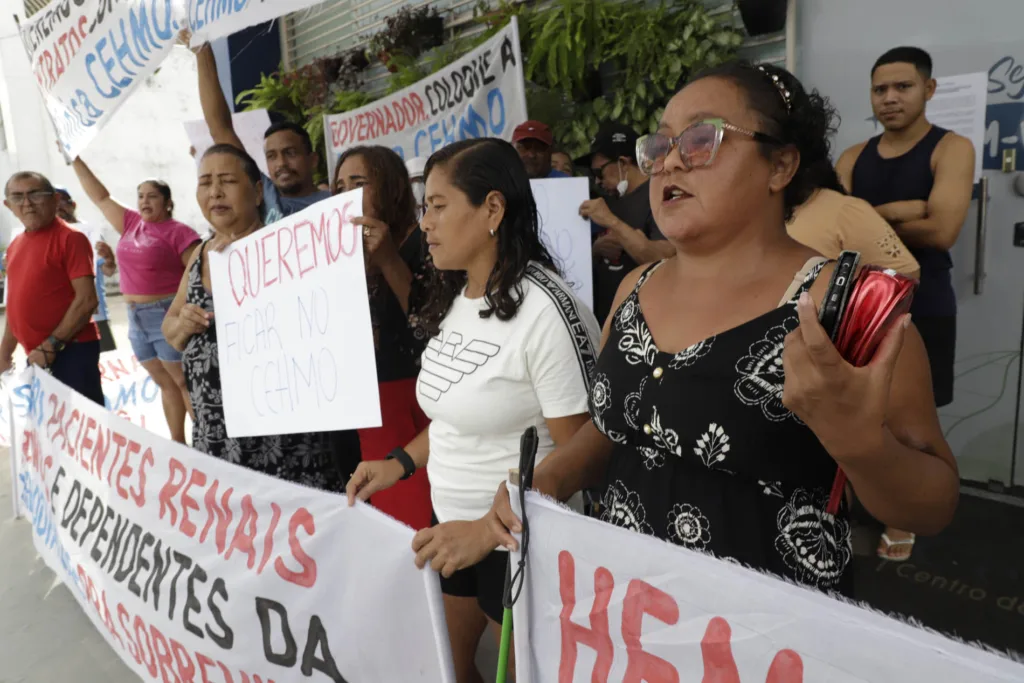 Pacientes renais crônicos que recebem atendimento em Ananindeua realizaram um protesto na tarde desta quarta-feira (21) em frente ao Centro de Hemodiálise Ari Gonçalves