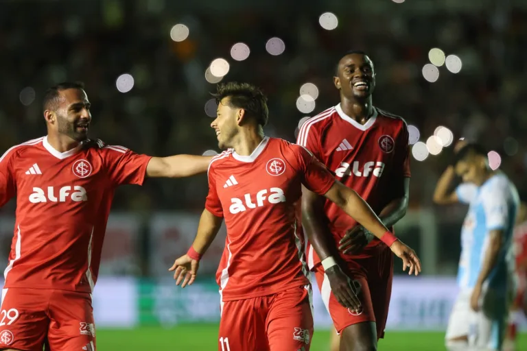 O Internacional superou três pênaltis perdidos e "previsão" de pai do rival para vencer o Maracanã por 3 a 0 nesta quinta-feira (22)