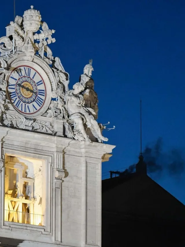 No segundo dia de conclave, a fumaça preta voltou a sair da chaminé da Capela Sistina. O sinal de que os cardeais ainda não chegaram a um consenso