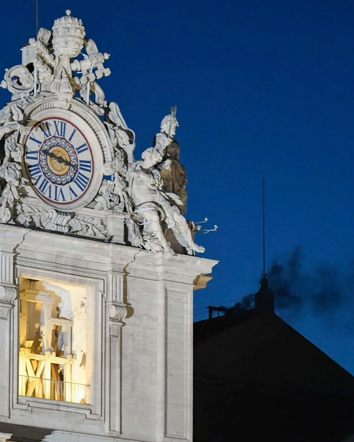 No segundo dia de conclave, a fumaça preta voltou a sair da chaminé da Capela Sistina. O sinal de que os cardeais ainda não chegaram a um consenso