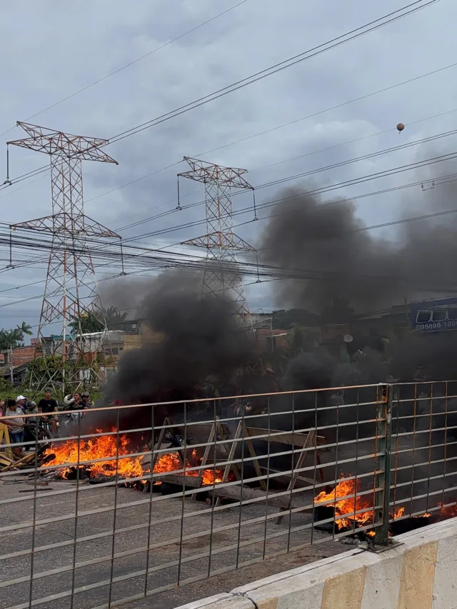 Moradores do bairro da Sacramenta, em Belém, interditaram as duas pistas da avenida Júlio Cézar na tarde desta segunda-feira (5) em protesto contra a falta de energia elétrica