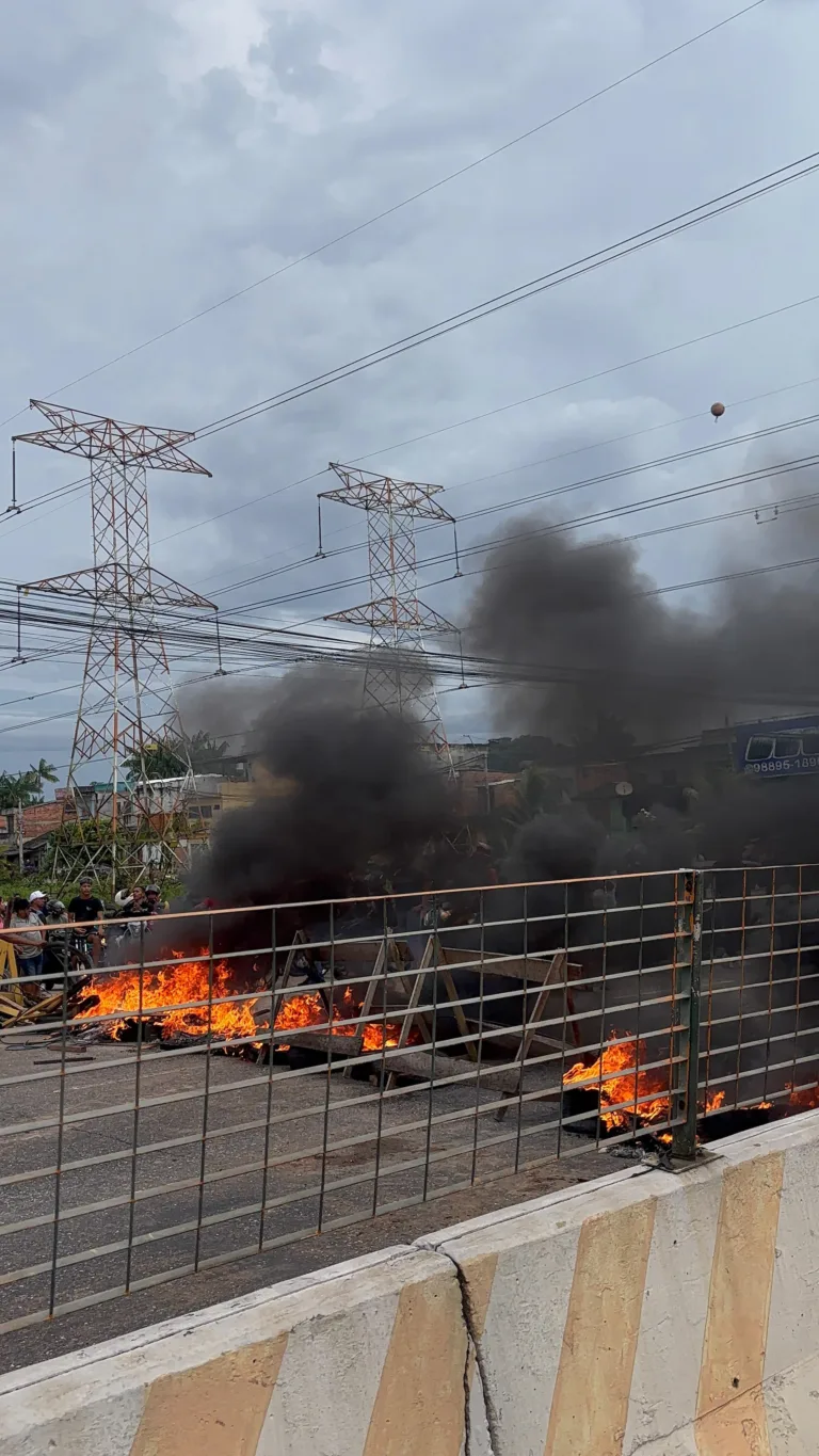 Moradores do bairro da Sacramenta, em Belém, interditaram as duas pistas da avenida Júlio Cézar na tarde desta segunda-feira (5) em protesto contra a falta de energia elétrica
