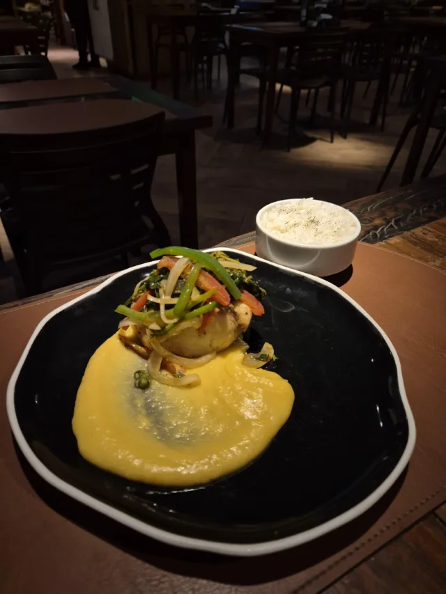 Com novos cardápios estratégicos, empreendimentos como o Engenho apostam em pratos que valorizam a gastronomia brasileira.