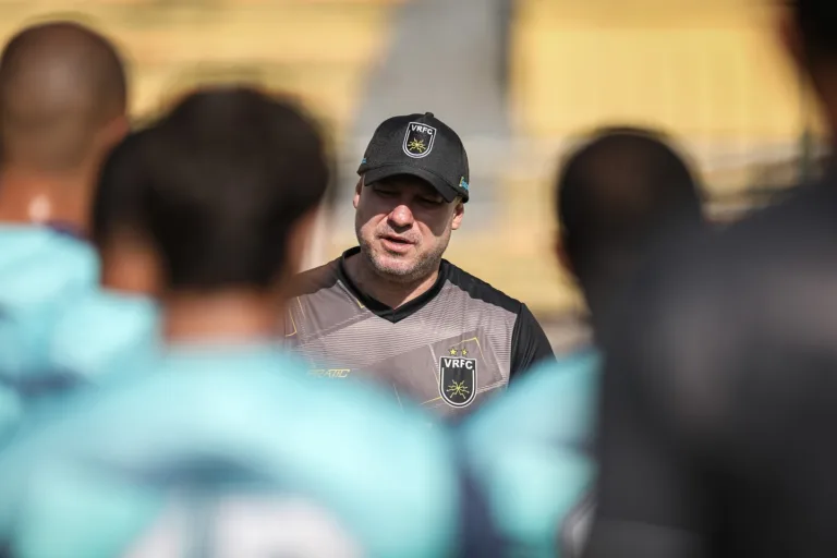 O técnico do Volta Redonda, Rogério Corrêa, não conteve as lágrimas ao fim da entrevista coletiva após a vitória por 1 a 0 sobre o Paysandu. Foto; Voltaço Futebol Clube