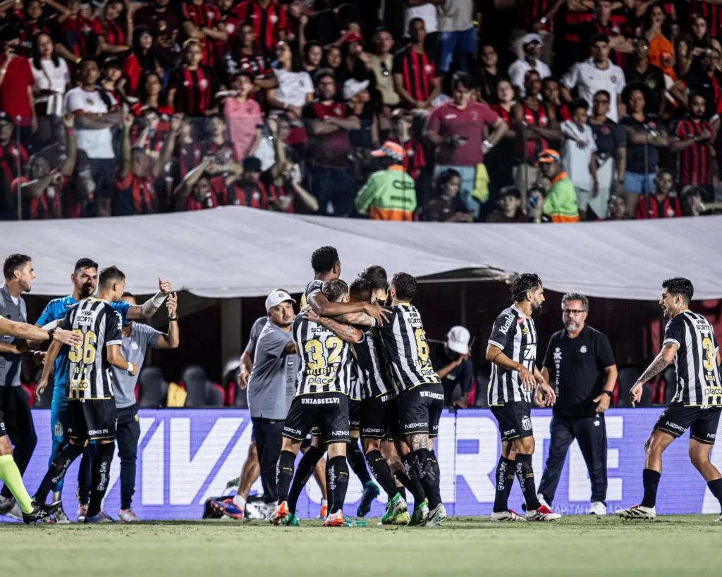 O Santos, com Neymar entrando na segunda etapa, venceu o Vitória por 1 a 0 neste domingo, em confronto pela 10ª rodada da Série A