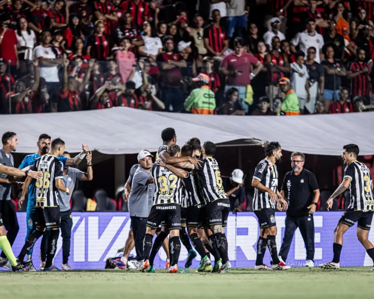 O Santos, com Neymar entrando na segunda etapa, venceu o Vitória por 1 a 0 neste domingo, em confronto pela 10ª rodada da Série A