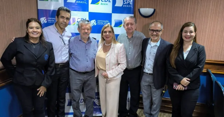 Na foto com o presidente Álvaro Cordoval, Cristiane Santos, Lúcio Cavalcante, Sandra Silva, Wilson Portela, Edson Nogueira e Tatiane Siqueira.