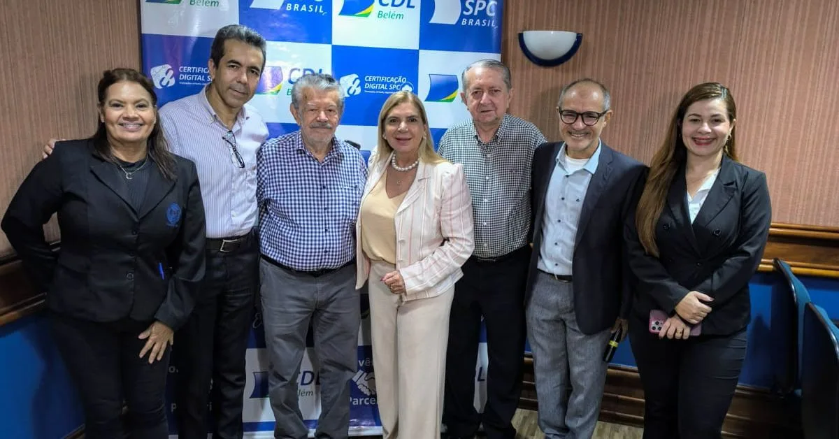 Na foto com o presidente Álvaro Cordoval, Cristiane Santos, Lúcio Cavalcante, Sandra Silva, Wilson Portela, Edson Nogueira e Tatiane Siqueira. Na foto com o presidente Álvaro Cordoval, Cristiane Santos, Lúcio Cavalcante, Sandra Silva, Wilson Portela, Edson Nogueira e Tatiane Siqueira.