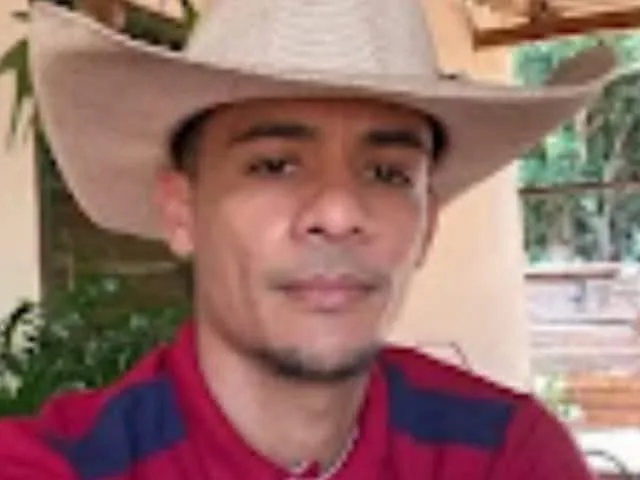 A vítima, José Rodrigues da Silva Júnior, foi morta a tiros dentro da oficina de motocicletas de sua propriedade, localizada na Avenida Araguaia, bairro Adhemar de Guimarães.