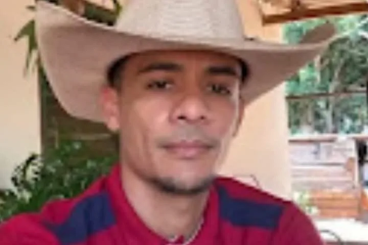 A vítima, José Rodrigues da Silva Júnior, foi morta a tiros dentro da oficina de motocicletas de sua propriedade, localizada na Avenida Araguaia, bairro Adhemar de Guimarães.