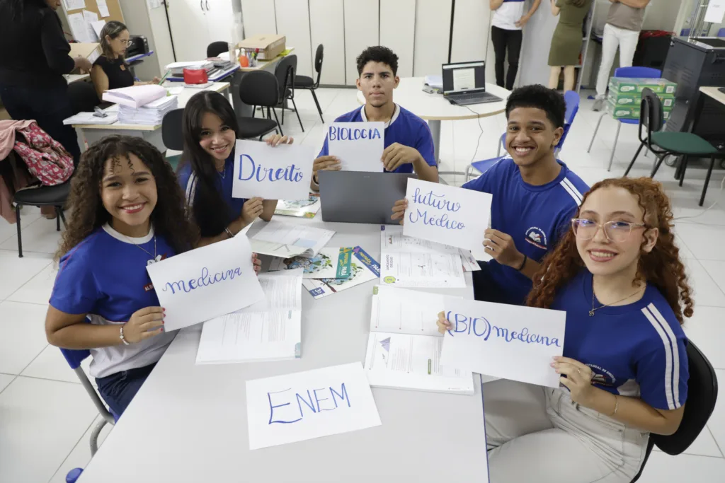 Estudantes da escola Albanízia mostram os cursos que querem seguir na universidade Fotos: Celso Rodrigues Estudantes da escola Albanízia mostram os cursos que querem seguir na universidade Fotos: Celso Rodrigues