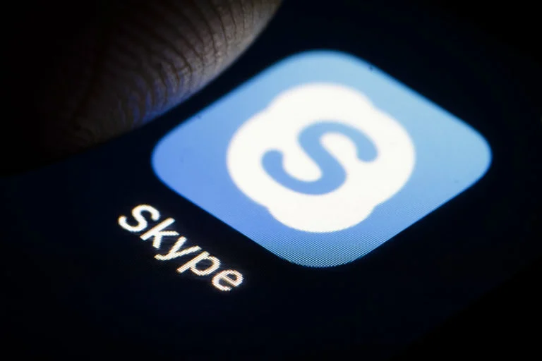 O Skype, conhecido mundialmente por revolucionar a comunicação por vídeo e áudio, chega ao fim de sua jornada nesta segunda-feira, 5 de maio de 2025