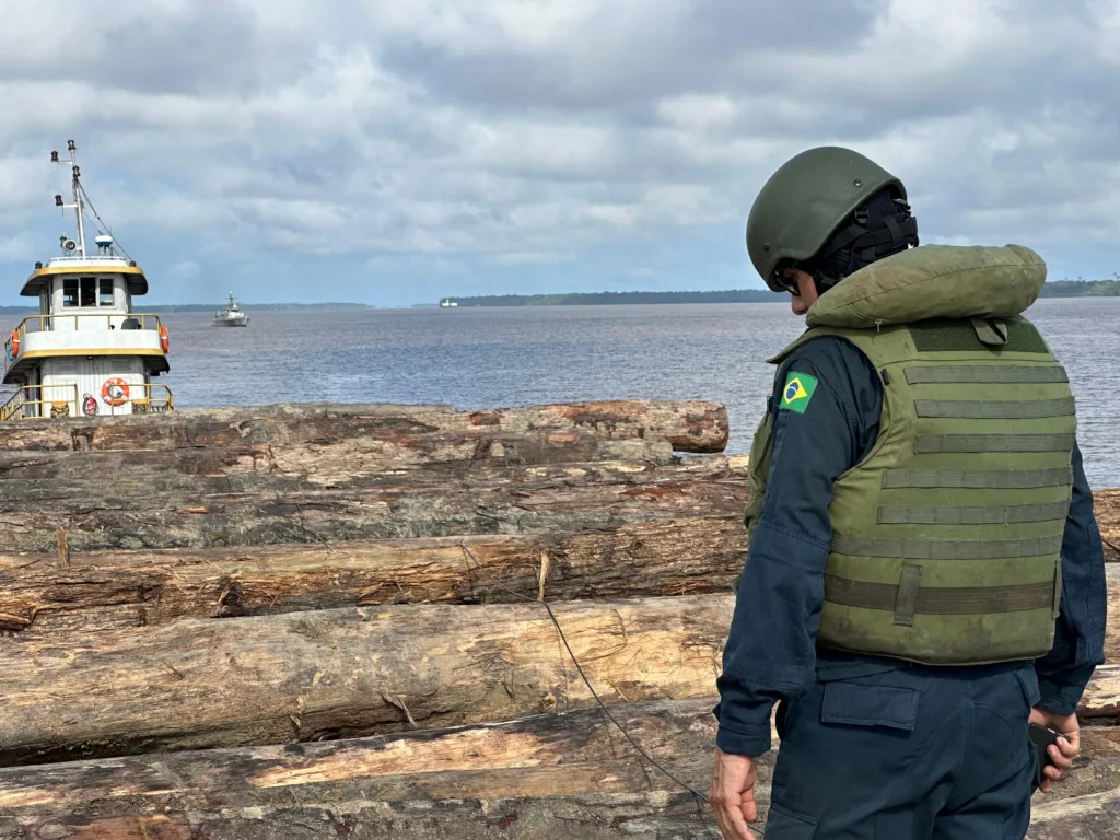 Operação da Marinha intercepta carregamento ilegal de madeira no Rio Pará Operação da Marinha intercepta carregamento ilegal de madeira no Rio Pará