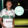 O mercado da bola segue movimentado na Série B e no exterior, e um dos nomes que começa a ganhar força nas negociações é o do atacante Wesley Pomba,