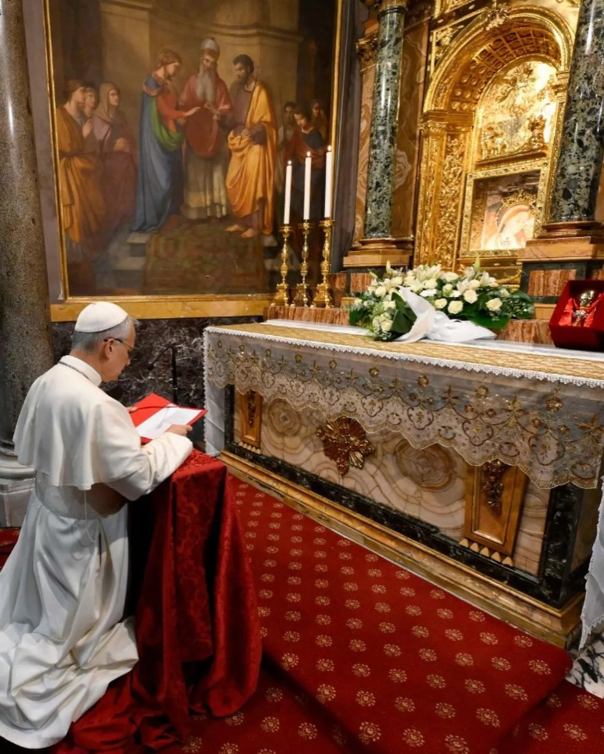 O novo papa foi à basílica de Santa Maria Maior, em Roma, e depositou uma rosa sobre a lápide de Francisco.