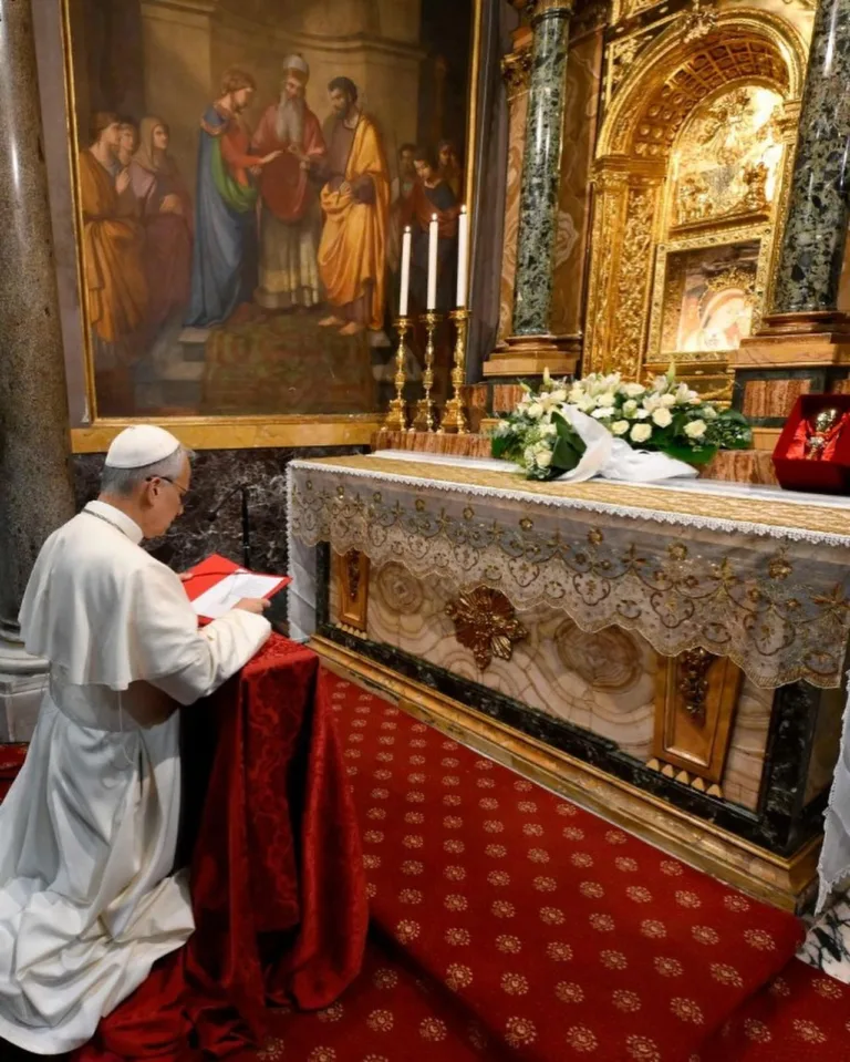 O novo papa foi à basílica de Santa Maria Maior, em Roma, e depositou uma rosa sobre a lápide de Francisco.