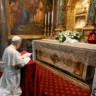 O novo papa foi à basílica de Santa Maria Maior, em Roma, e depositou uma rosa sobre a lápide de Francisco.