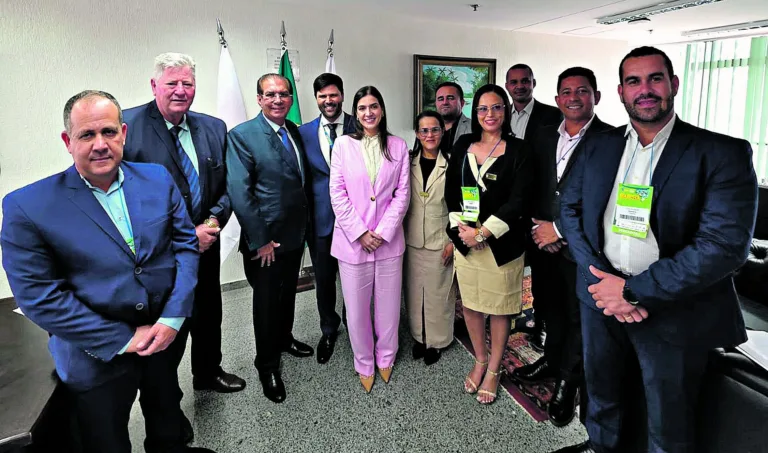 O prefeito de Placas, Arthur Possimoser do Socorro, e sua comitiva visitaram o senador Jader. Arthur participou da Marcha dos Prefeitos
