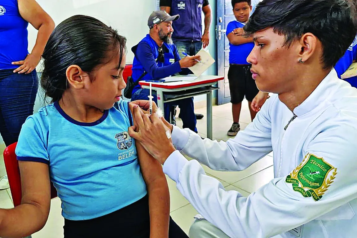 Alunos tiveram a oportunidade de colocar em dia a carteira de vacinação e reforçar a prevenção de várias doenças