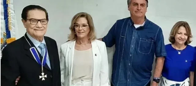 Divaldo Franco, que faleceu ontem aos 98 anos após complicações de um câncer na bexiga, esteve envolvido em polêmicas por ser visto como defensor do ex-presidente Jair Bolsonaro (PL) Divaldo Franco, que faleceu ontem aos 98 anos após complicações de um câncer na bexiga, esteve envolvido em polêmicas por ser visto como defensor do ex-presidente Jair Bolsonaro (PL)
