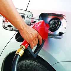 Abastecer demais pode aumentar o consumo de combustível, já que um tanque cheio deixa o carro mais pesado