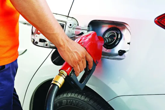 Abastecer demais pode aumentar o consumo de combustível, já que um tanque cheio deixa o carro mais pesado