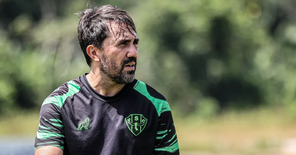 O treinador precisa encontrar soluções para fazer o Papão entrar nos trilhos - Foto: Matheus Vieira/PSC