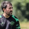 O treinador precisa encontrar soluções para fazer o Papão entrar nos trilhos - Foto: Matheus Vieira/PSC