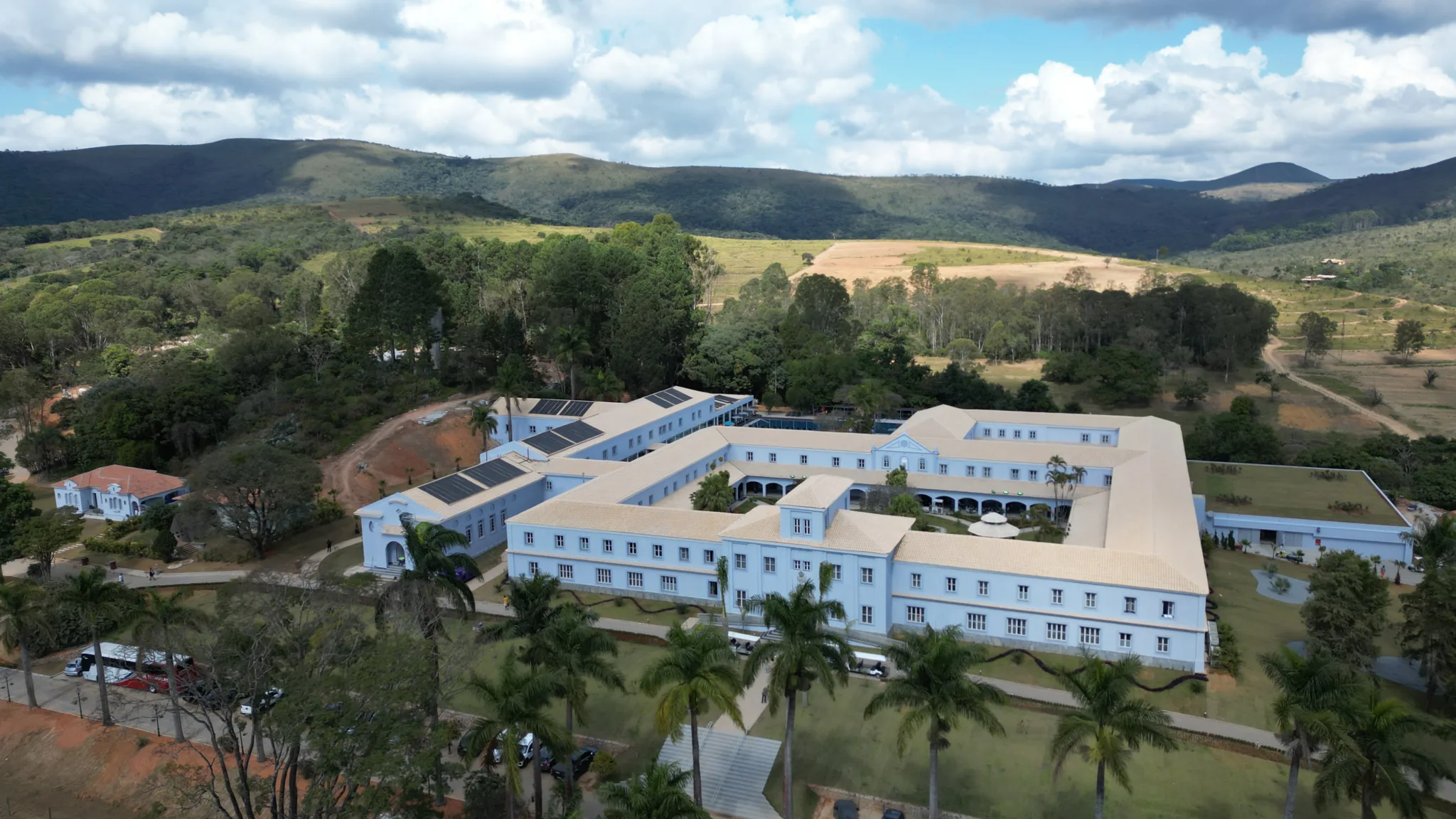 O novo resort que fica localizado no distrito de Cachoeira do Campo, chama atenção por ocupar um prédio cheio de história. Foto: Leo Bicalho
