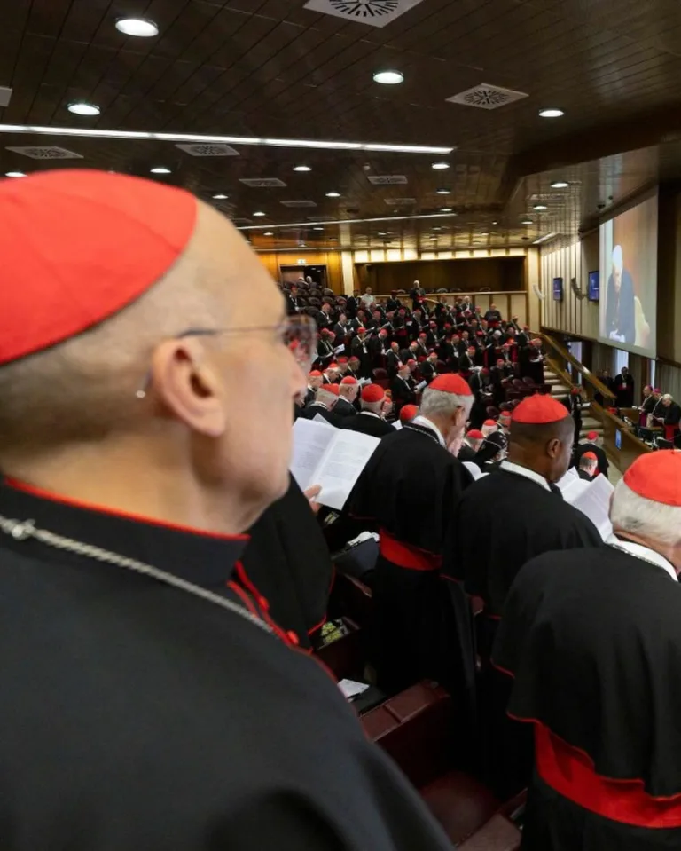 Com a morte do Papa Francisco aos 88 anos, em 21 de abril, a Igreja Católica se prepara para um dos momentos mais solenes de sua tradição: a escolha de seu novo líder.