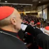Com a morte do Papa Francisco aos 88 anos, em 21 de abril, a Igreja Católica se prepara para um dos momentos mais solenes de sua tradição: a escolha de seu novo líder.