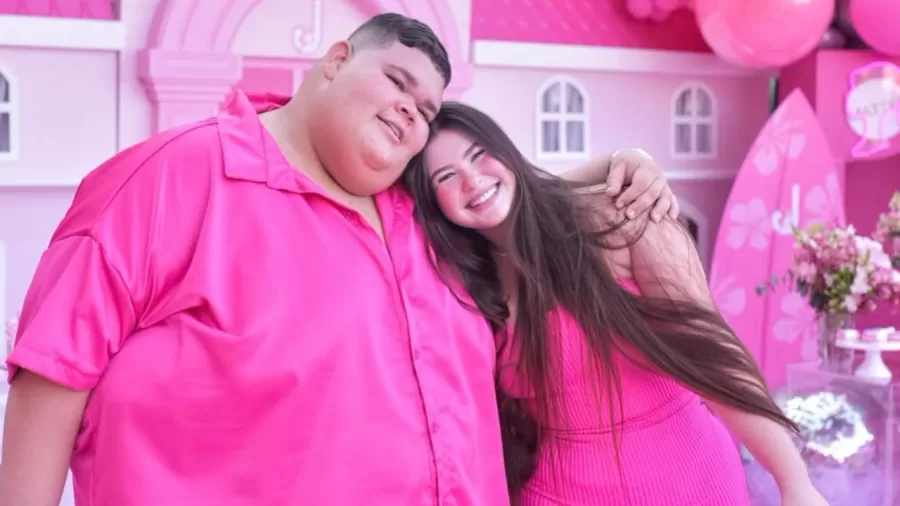 Gordão da XJ, 20, e Nicolle Caroline, 21, anunciaram o fim do namoro.