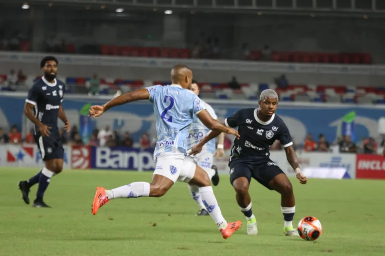 Diante de um Mangueirão lotado por azulinos e bicolores, o Clube do Remo largou na frente na decisão do Campeonato Paraense