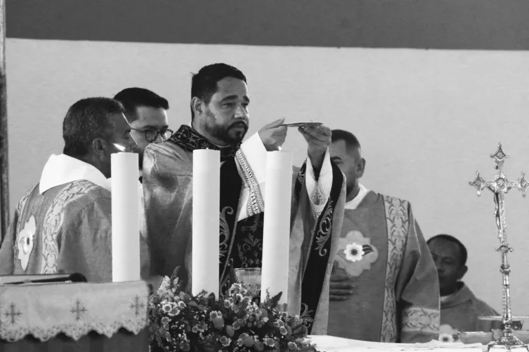 O sacerdote foi encontrado sem vida em seu quarto, após não sair no horário habitual.