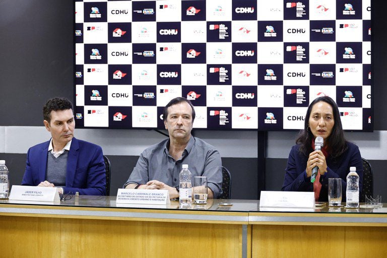A ministra substituta da Gestão (ao microfone) e o ministro Jader Filho anunciam acordo com o estado