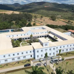 O novo resort que fica localizado no distrito de Cachoeira do Campo, chama atenção por ocupar um prédio cheio de história