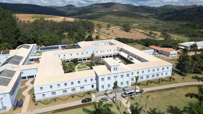 O novo resort que fica localizado no distrito de Cachoeira do Campo, chama atenção por ocupar um prédio cheio de história