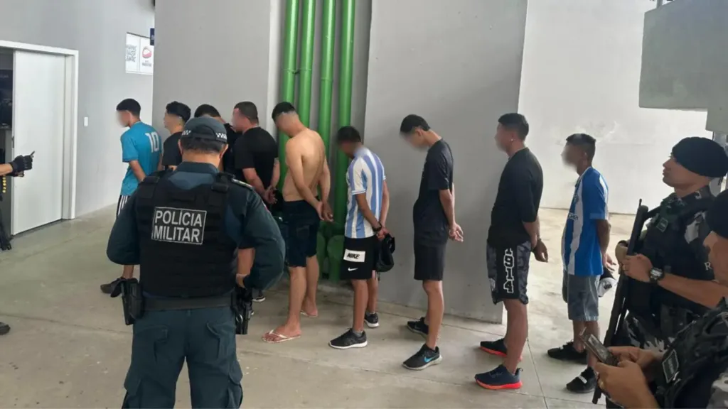 Todos os envolvidos foram conduzidos ao Juizado Especial do Torcedor (JECRIM), instalado no estádio, para os procedimentos judiciais.