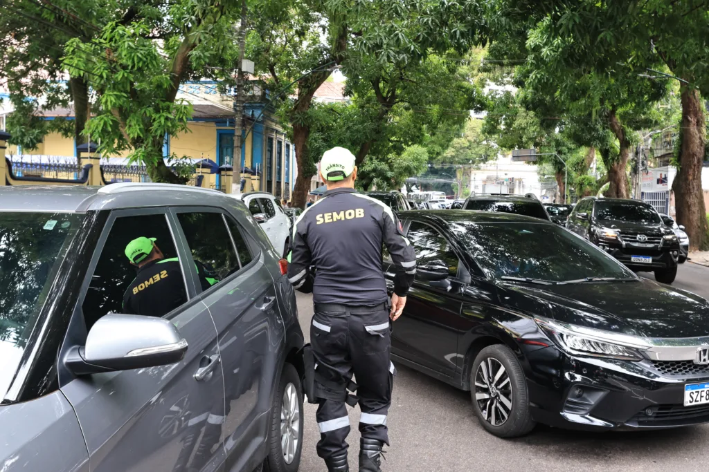 Fiscalização já aplicou de cerca de 650 multas somente na frente de uma escola, principalmente nos horários de entrada e saída das aulas nos primeiros meses de 2025 Fiscalização já aplicou de cerca de 650 multas somente na frente de uma escola, principalmente nos horários de entrada e saída das aulas nos primeiros meses de 2025