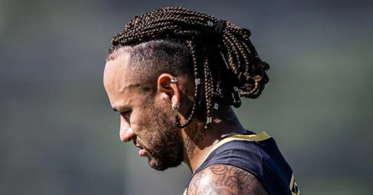 O Santos vai lançar duas novas camisas inspiradas nos ídolos Neymar e Giovanni. O Santos vai lançar nas próximas semanas a "camisa azul de Neymar".