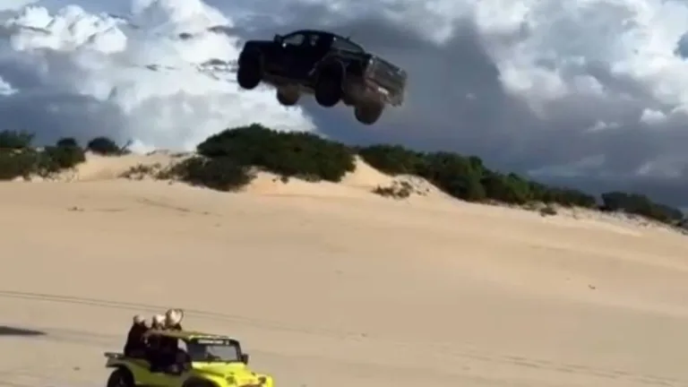 Imagens compartilhadas nas redes sociais mostram uma picape "voando" por cima de um buggy na praia de Canoa Quebrada, em Aracati, no Ceará