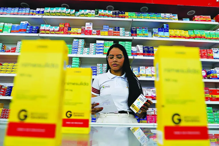 Camila Correa, 27 anos. Matéria sobre o dia nacional do medicamento genérico.
