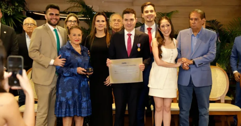 A Federação das Indústrias do Estado do Pará (Fiepa) outorgou, na noite desta sexta-feira (23), a Medalha Mérito Industrial “Simão Miguel Bitar” ao ministro das Cidades, Jader Filho,